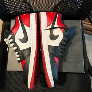 Jordan 1 low “Bred toe” size 11 men’s with Box like new!!
